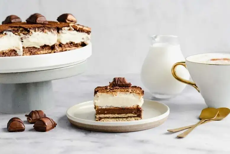 Jak zrobić ciasto kinder bueno bez pieczenia - prosty przepis krok po kroku