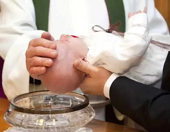 Chrzest bez mszy: Czy można otrzymać komunię podczas ceremonii?