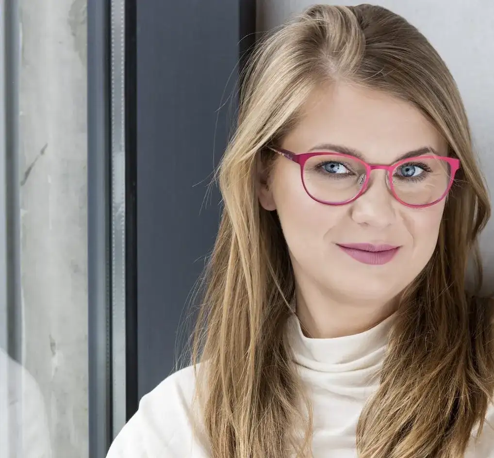 Różowe oprawki damskie - zobacz jak dobrać je do swojego stylu i typu urody