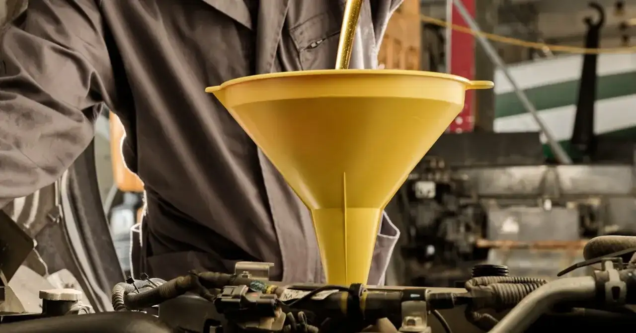 Wymiana oleju silnikowego co ile? Poznaj kluczowe zalecenia i uniknij kosztów