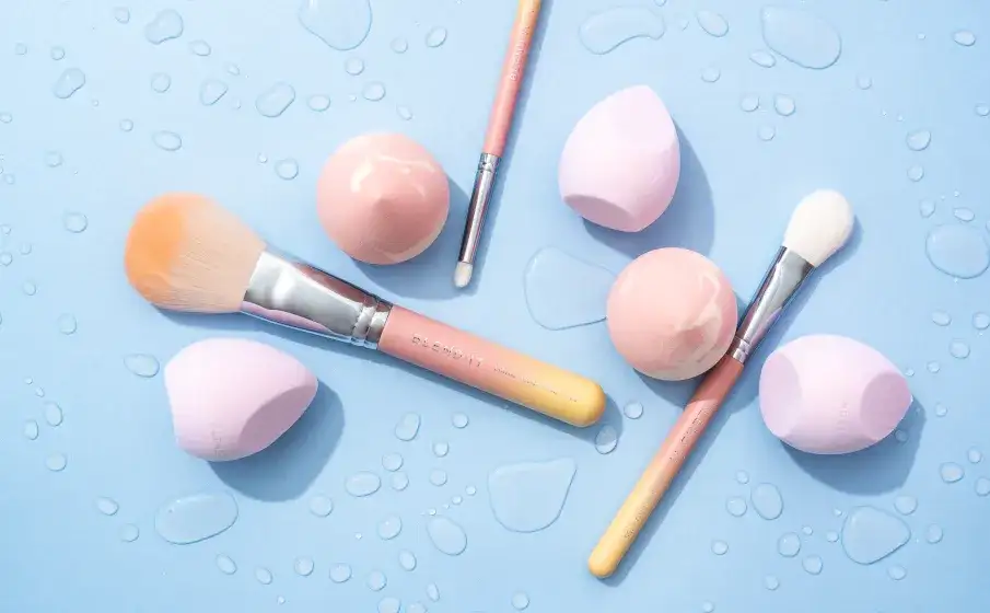 Czym czyścić pędzle do makijażu, aby uniknąć bakterii i zniszczeń