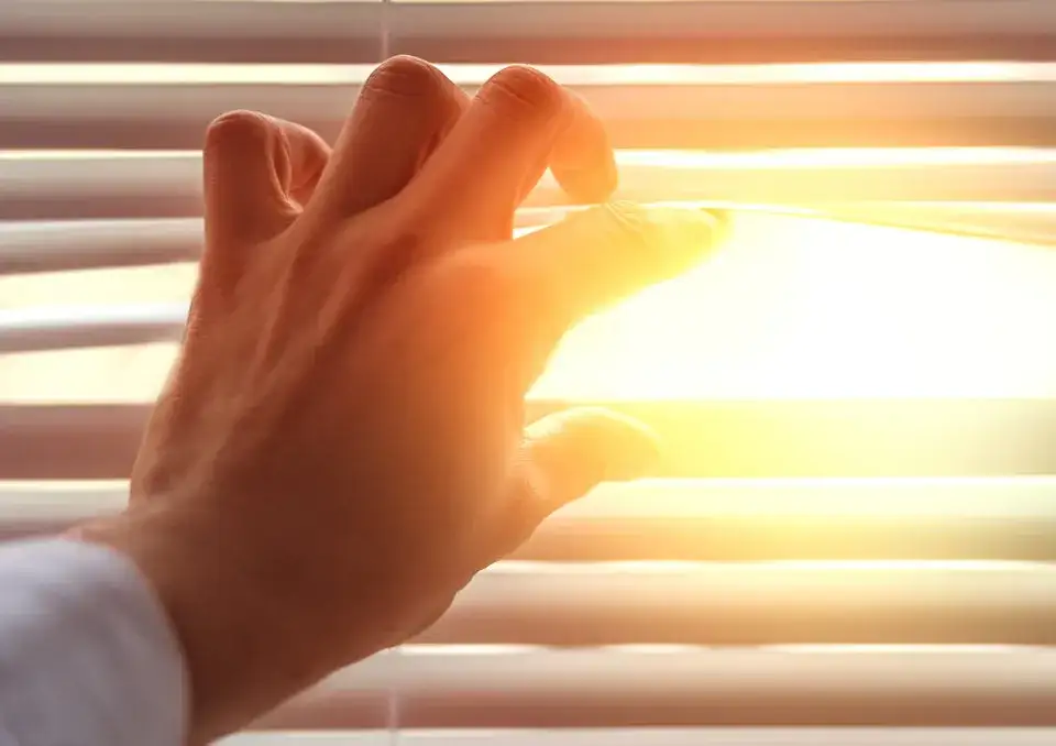 Zjawisko olśnienia w miejscu pracy: przyczyny i skuteczne rozwiązania