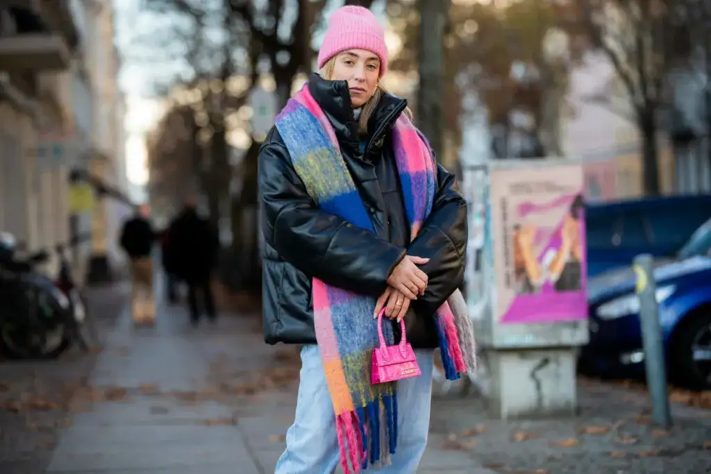 Jakie szaliki najlepiej pasują do czarnej kurtki? Oto wskazówki