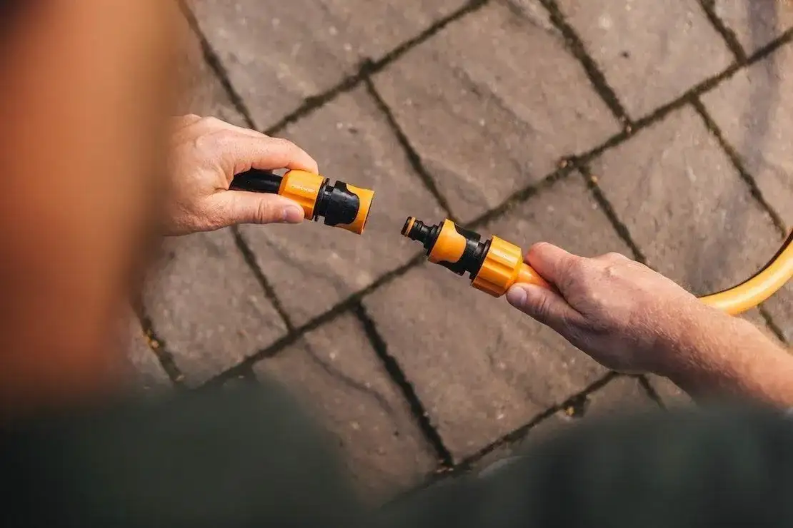 Skuteczne metody, jak połączyć dwa węże ogrodowe bez wycieków
