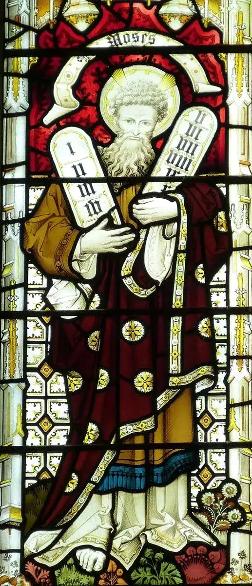 Czym wypełniano okna gotyckich kościołów? Odkryj tajemnice witraży