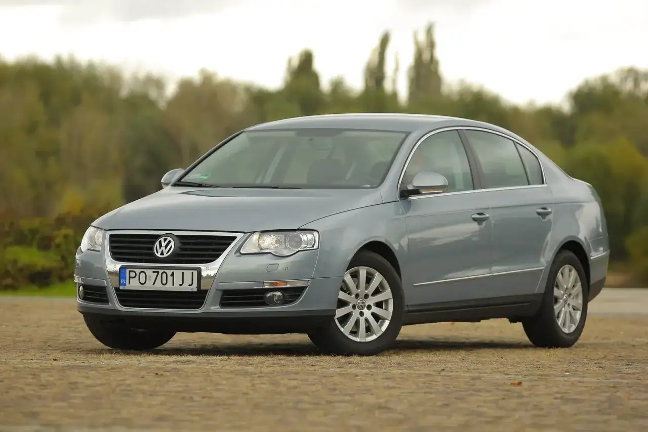 Szary Volkswagen Passat B6 1.9 TDI stoi na zewnątrz.