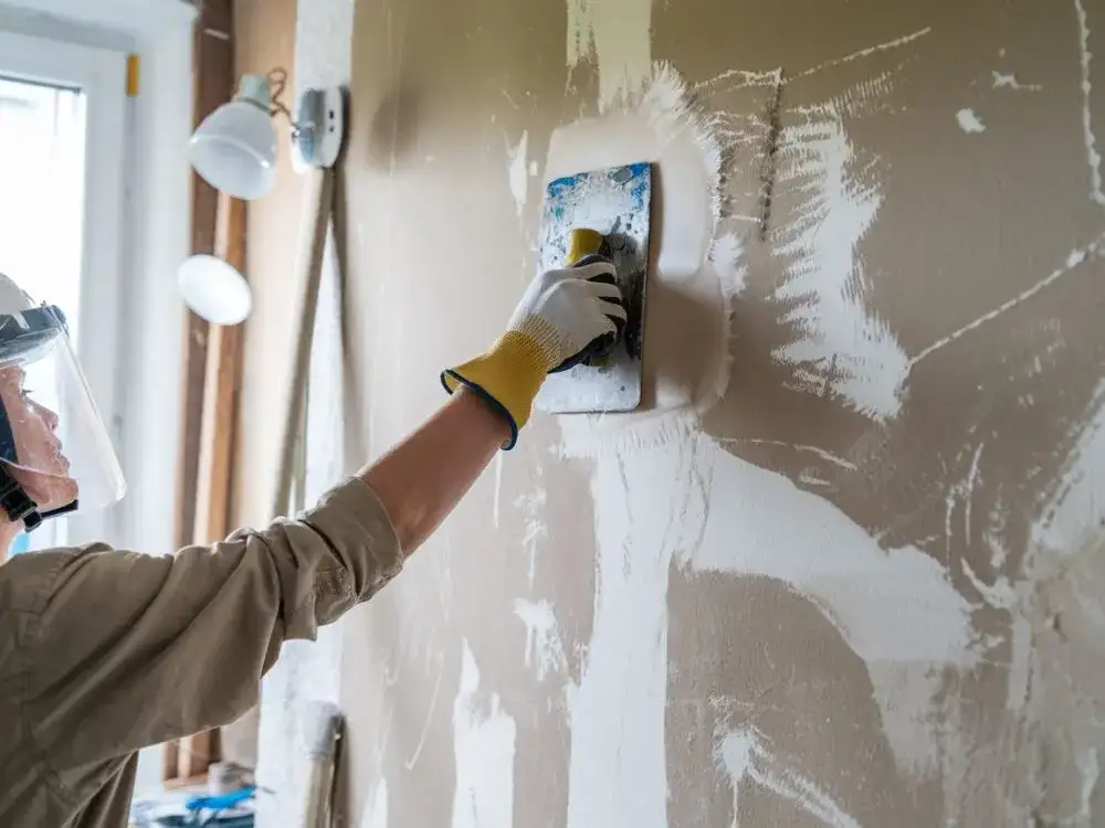 Usuwanie tynku żywicznego: Poradnik DIY. Skuwać czy odnawiać?