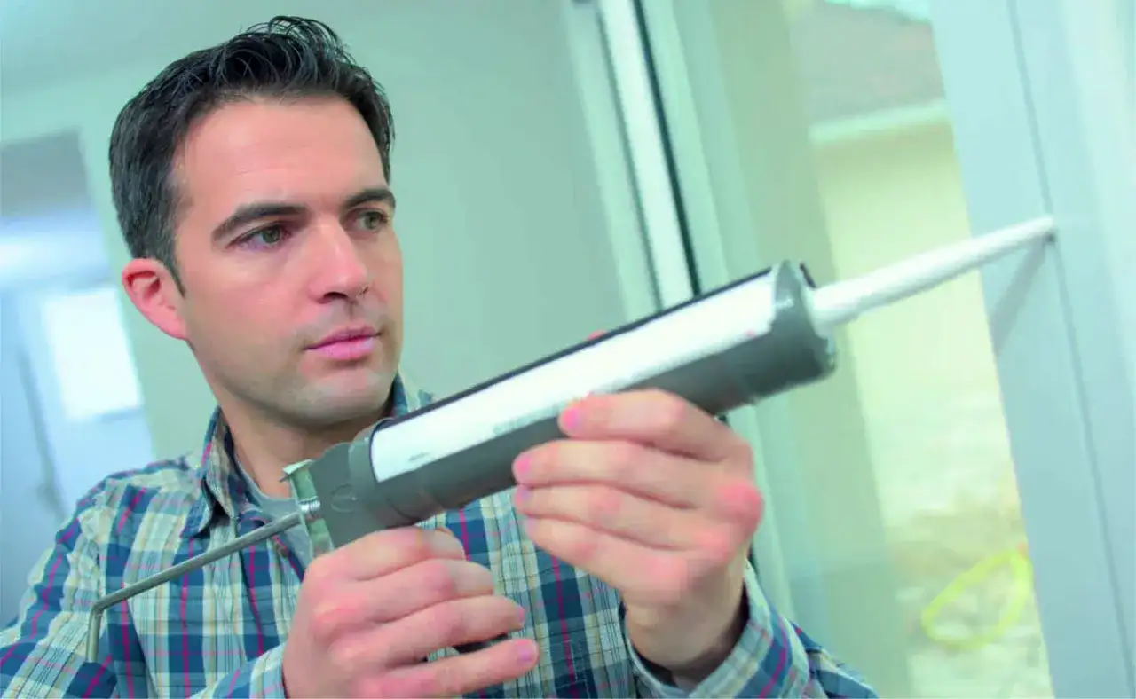 Odtłuszczanie płytek przed silikonem: Klucz do trwałej spoiny