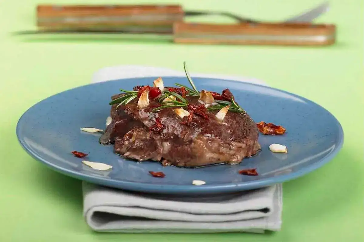 Z czym podać jagnięcinę, aby zachwycić gości i uniknąć rozczarowania