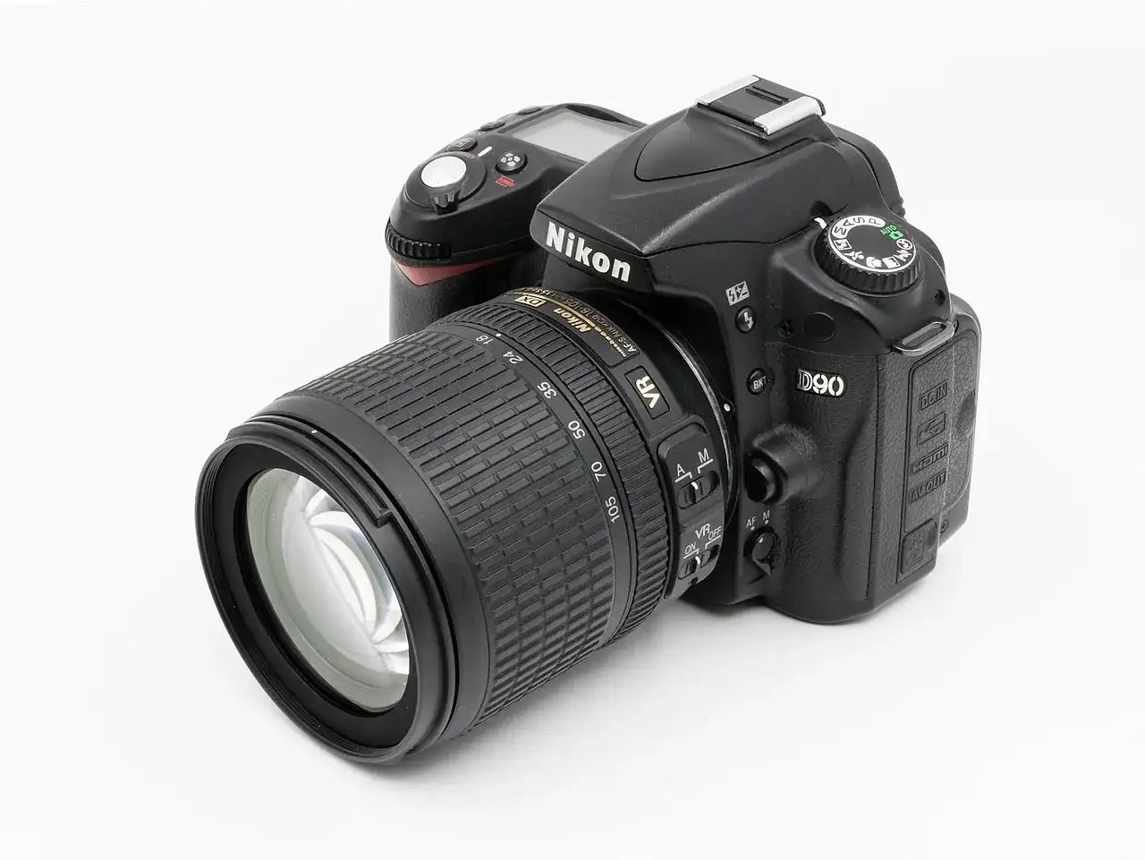 Nikon D90 z obiektywem 18-105mm VR. Aparat cyfrowy z licznymi funkcjami, idealny do nauki fotografii.