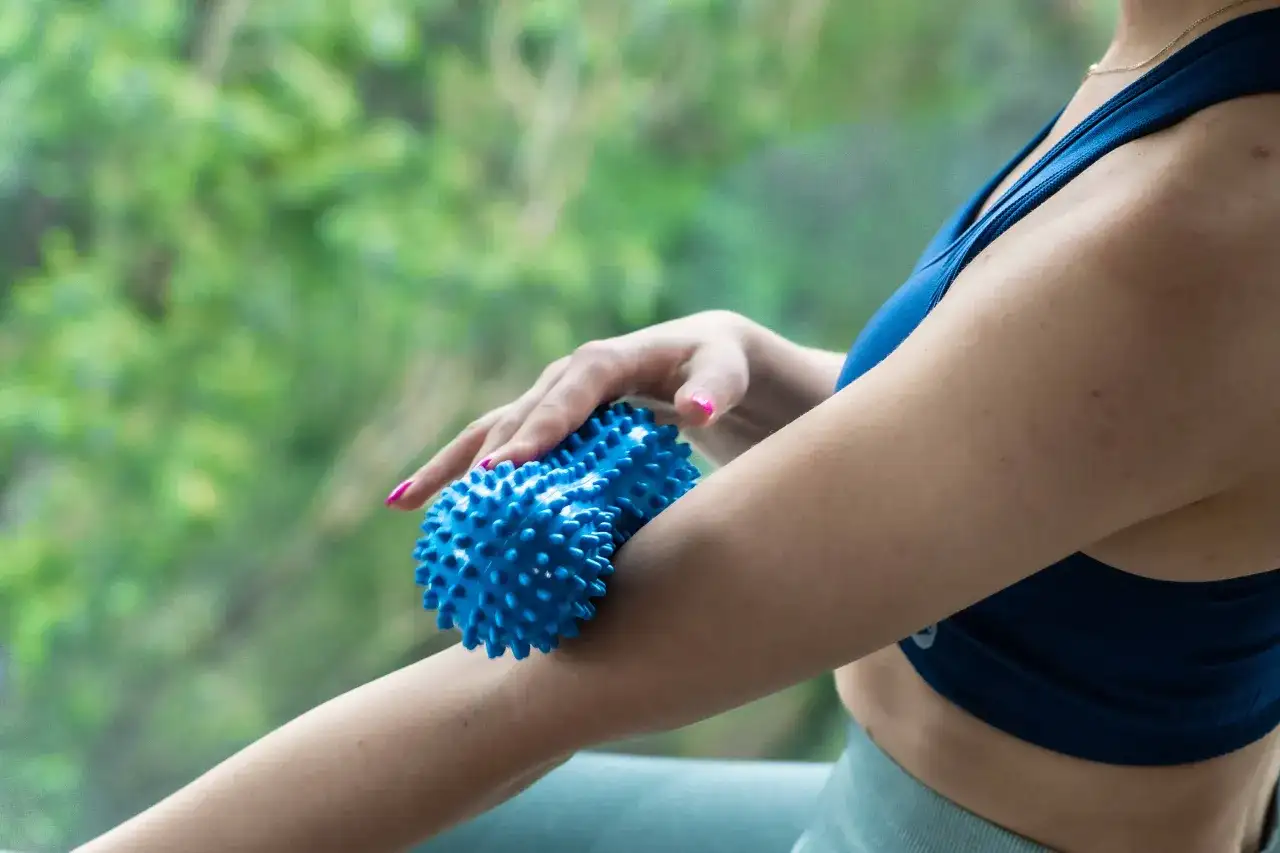 Jak używać podwójnej piłki do masażu, aby złagodzić ból mięśni