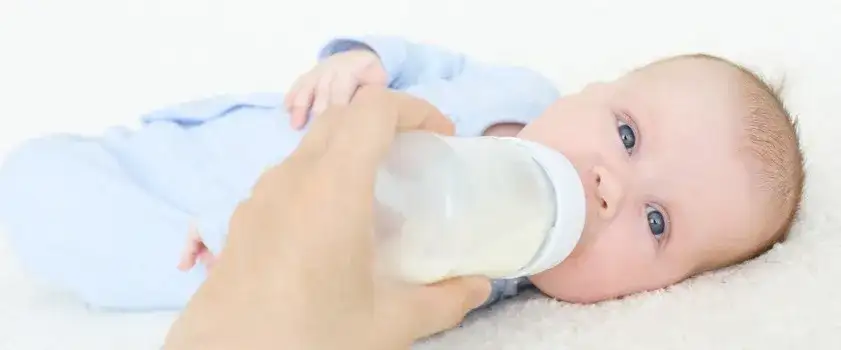 Karmienie niemowlaka co ile: jak uniknąć problemów z karmieniem