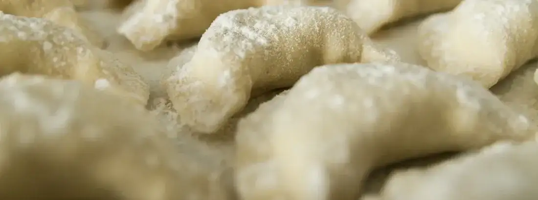 Jak zrobić idealne ciasto ciasto na pierogi: przepis krok po kroku