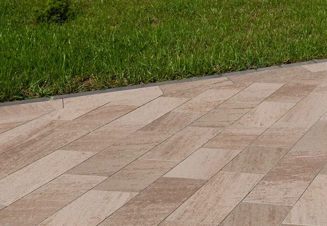 Czym zasypać kostkę brukową, aby uniknąć problemów z wodą?