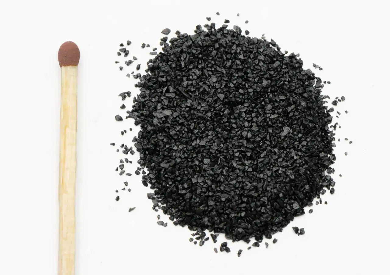 Kupić czarny proch dla myśliwego? Oto garść czarnego prochu obok zapałki.