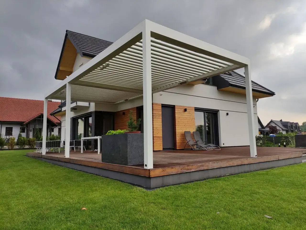 Jak skutecznie pomalować pergolę na biało i uniknąć błędów