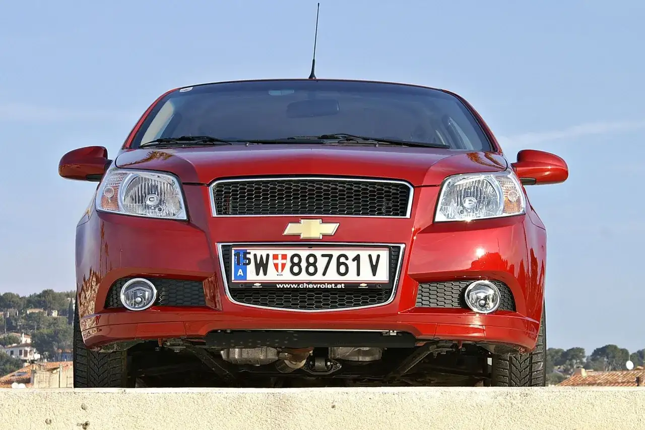 Czerwony samochód Chevrolet z austriacką tablicą rejestracyjną 15-W 88761 V.