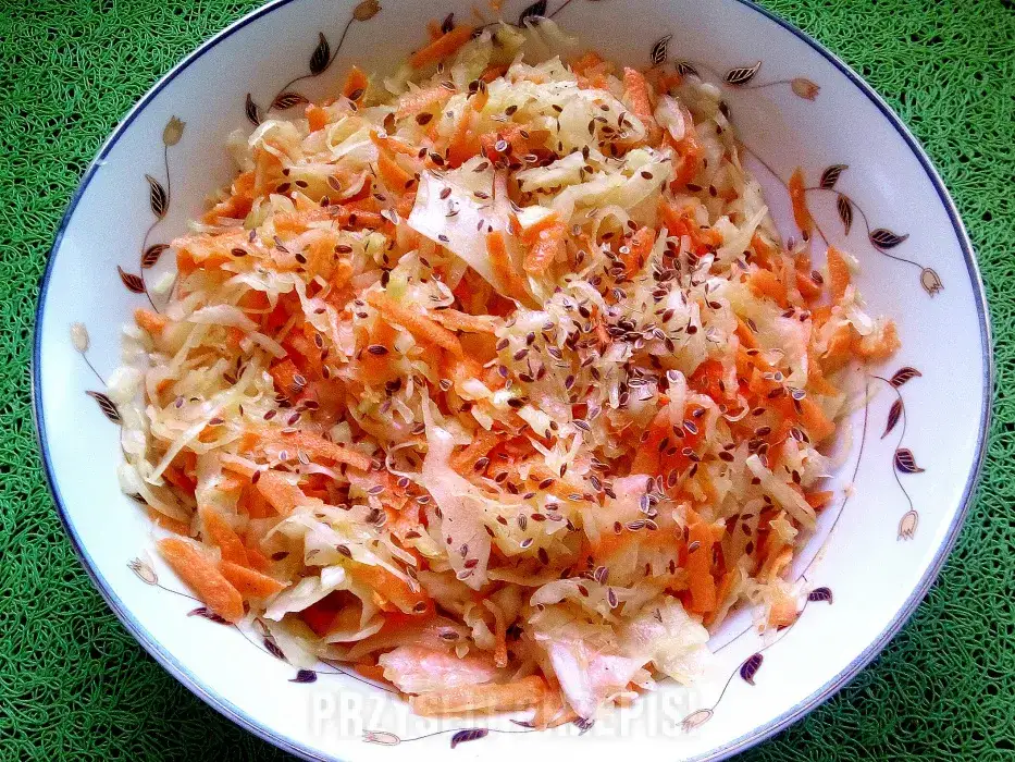 Jakie potrawy najlepiej pasują do surówki z kiszonej kapusty?