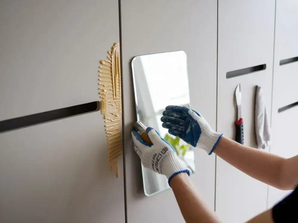 Czym przykleić lustro do szafy, aby uniknąć problemów z odklejaniem?