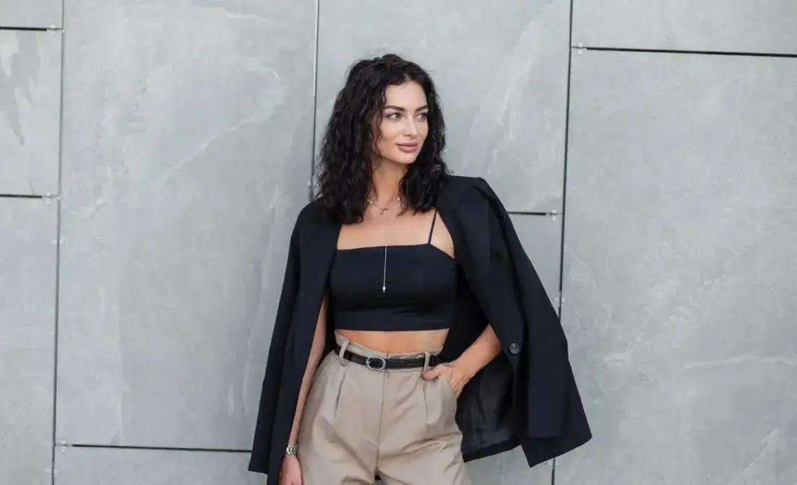 Beżowe spodnie + marynarka: Jak dobrać idealny zestaw?