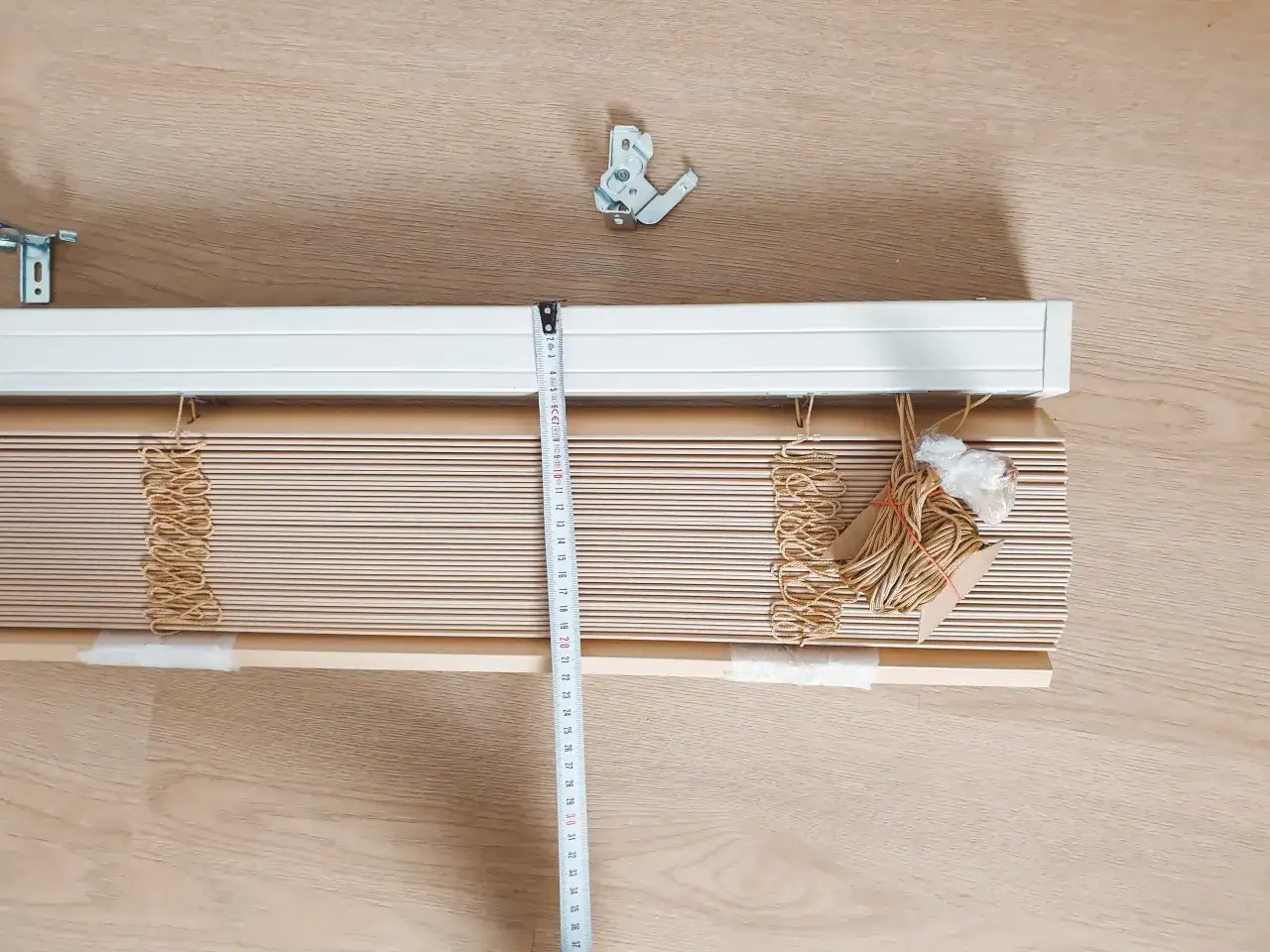 Elementy do montażu żaluzji drewnianych: taśma miernicza, sznurki, uchwyty. Jak zrobić mechanizm żaluzji drewnianych?