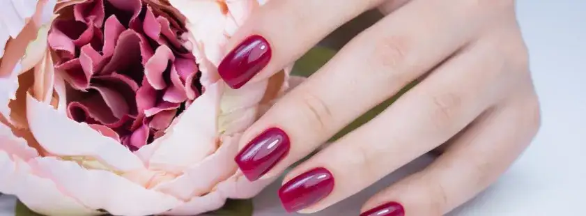 Jakie paznokcie do malinowej sukienki? Sprawdź idealne kolory!