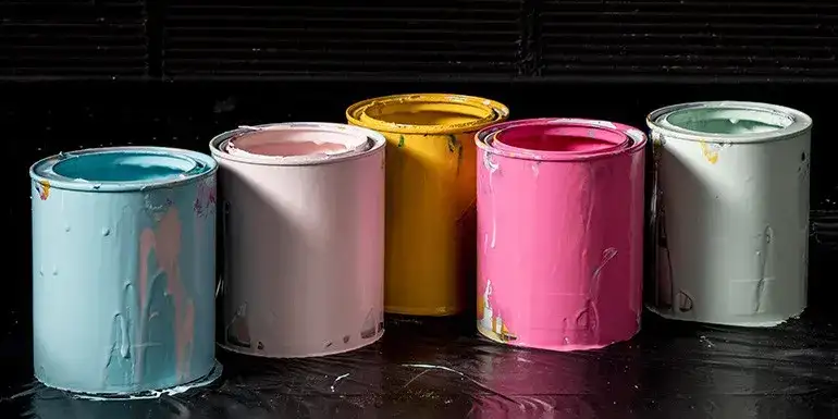 Jak bezpiecznie wyrzucić stare farby? Poznaj ekologiczne metody