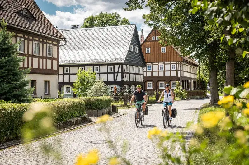 Odkryj grób świata na rowerze: Niezwykłe przygody czekają!