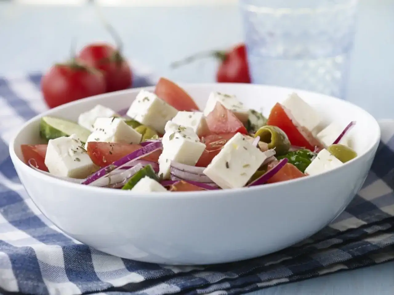 Jaki ser do sałatki greckiej? Odkryj idealne opcje i alternatywy