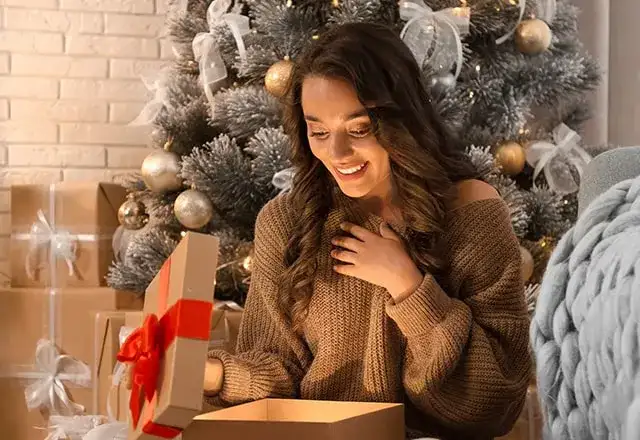 Co kupić swojej dziewczynie pod choinkę? Pomysły na wyjątkowe prezenty, które ją zachwycą