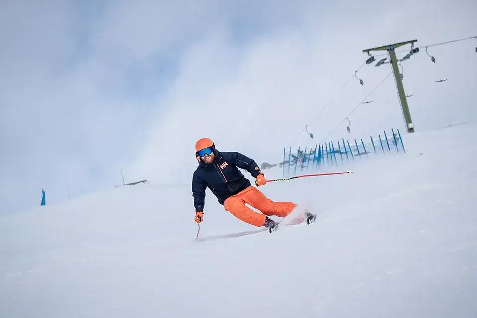 Co najlepiej założyć pod spodnie narciarskie, aby uniknąć zimna i zwiększyć komfort?