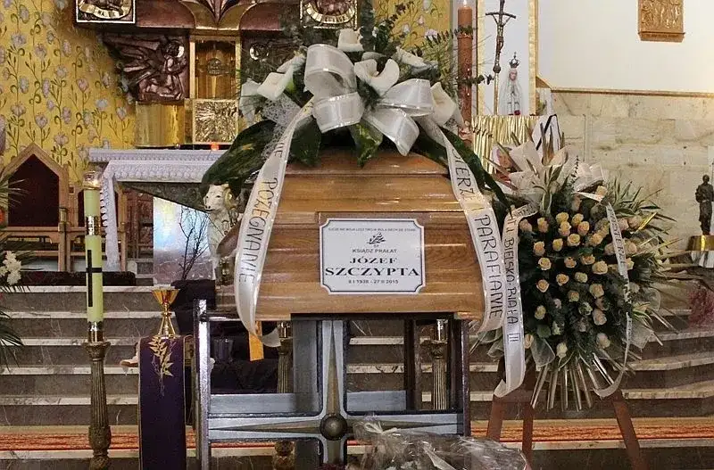 Jak ustawić trumnę w kościele zgodnie z tradycją i szacunkiem