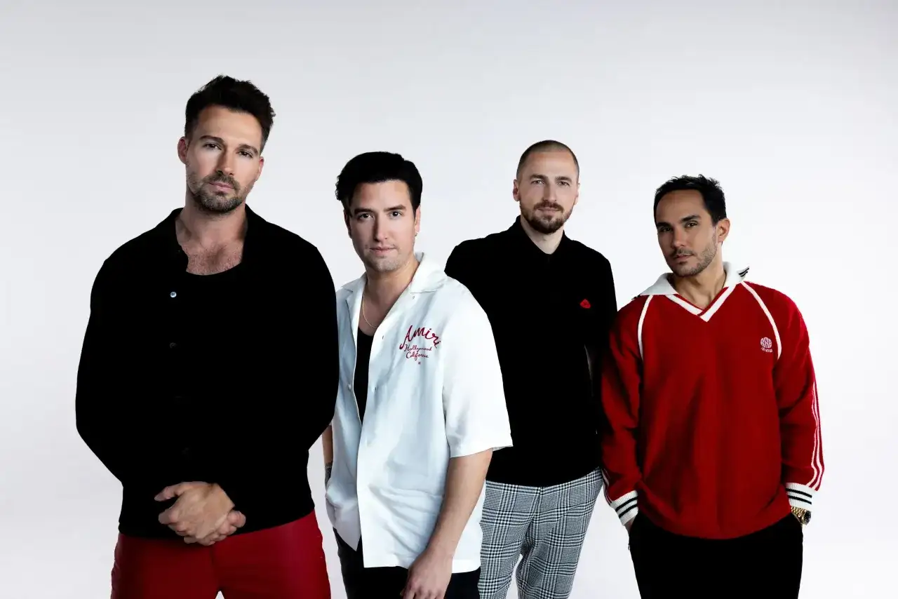 Członkowie Big Time Rush pozują do zdjęcia.
