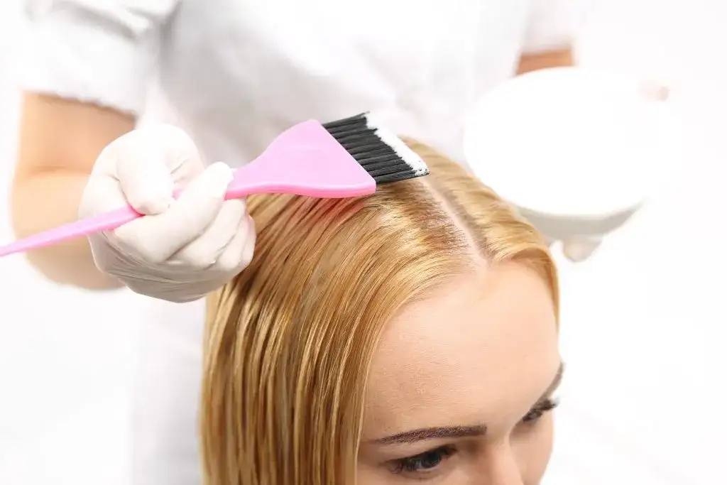 Jak usunąć farbę do włosów ze skóry? Szybkie i bezpieczne sposoby