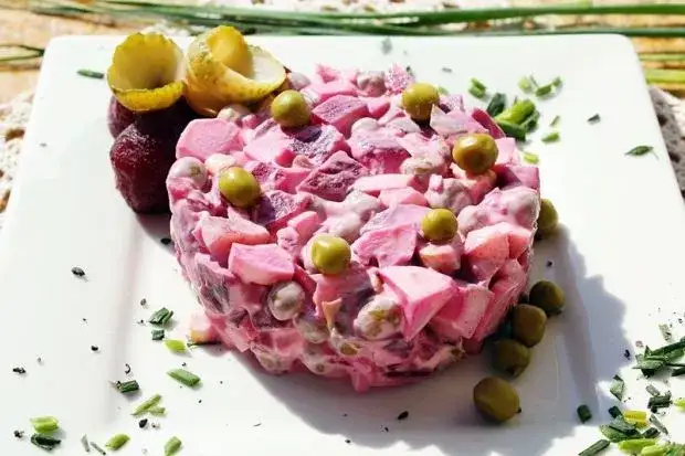 Jak wyczarować sałatkę z burakiem marynowanym, która zachwyci?