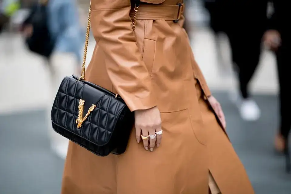 Ruda torebka stylizacje – jak stworzyć modne i wyjątkowe zestawienia