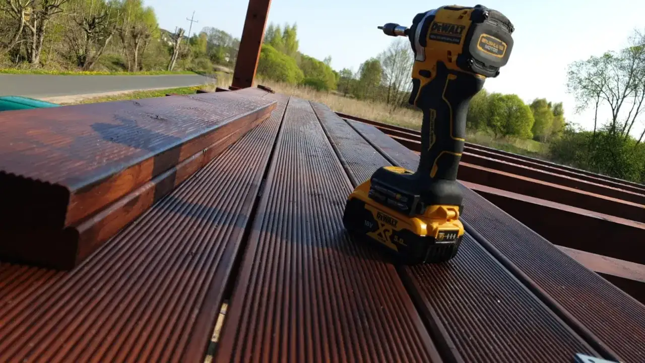 Jak zrobić drewniany taras na legarach bez zbędnych błędów i kosztów