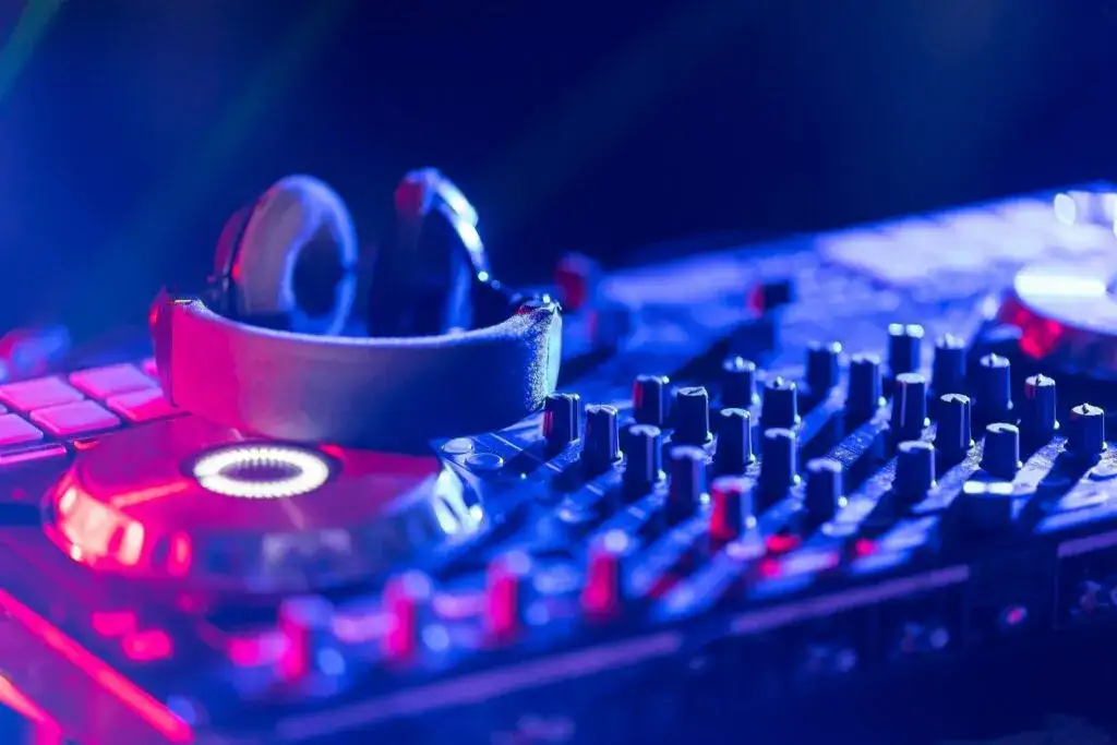 DJ na wesele: Ile kosztuje i jak nie przepłacić? Pełny poradnik.