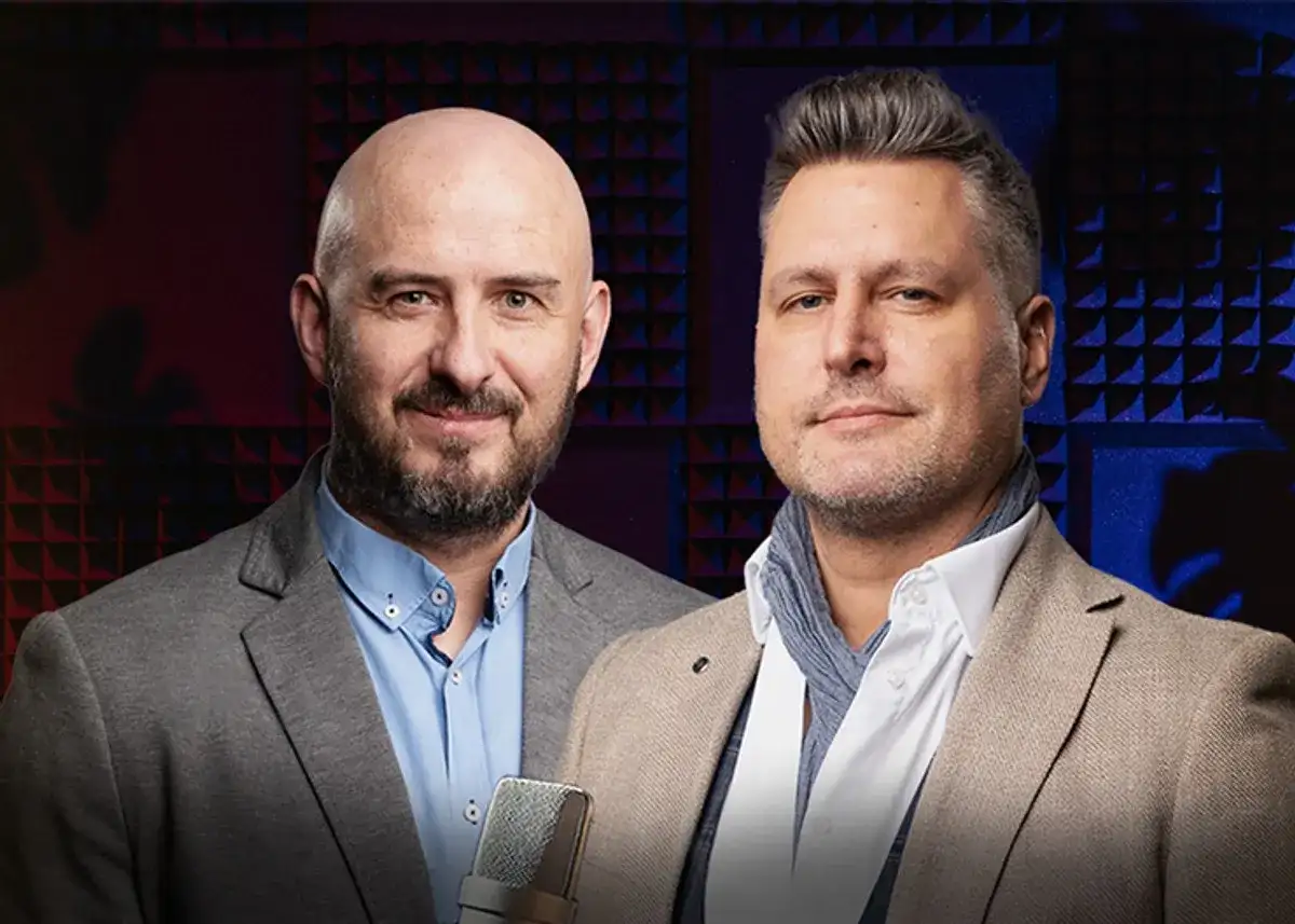 Dwóch mężczyzn w eleganckich marynarkach, gotowych do dyskusji o business intelligence.