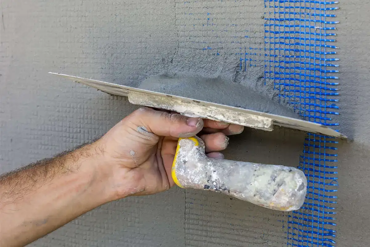 Montaż gniazdka w kamieniu: krok po kroku, bez pęknięć!