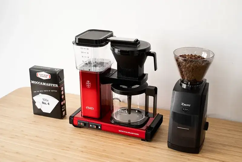Jaki młynek do kawy wybrać, by poprawić smak napoju?