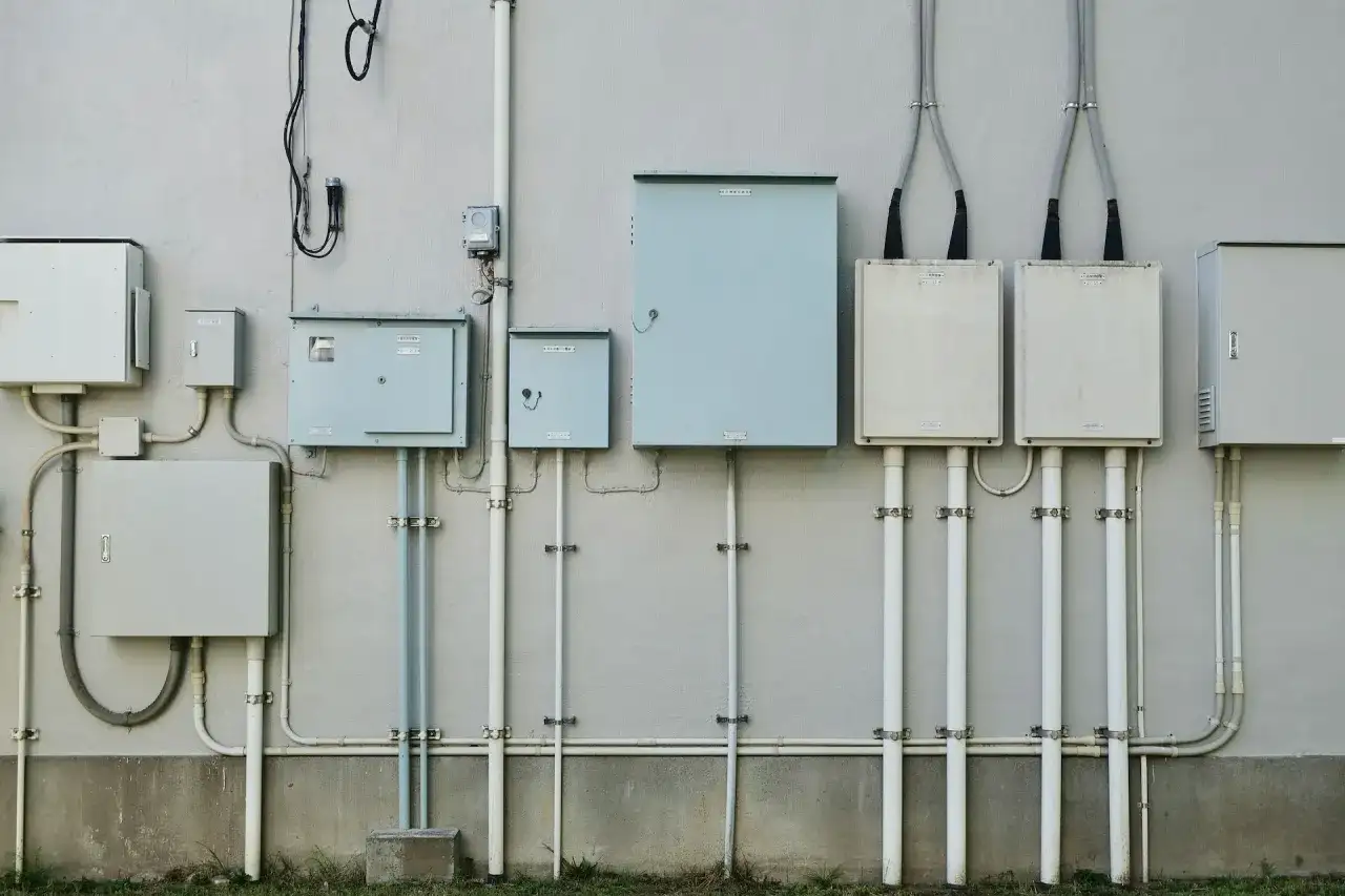 System skrzynek i rur tworzy przyłącze energetyczne do działki.