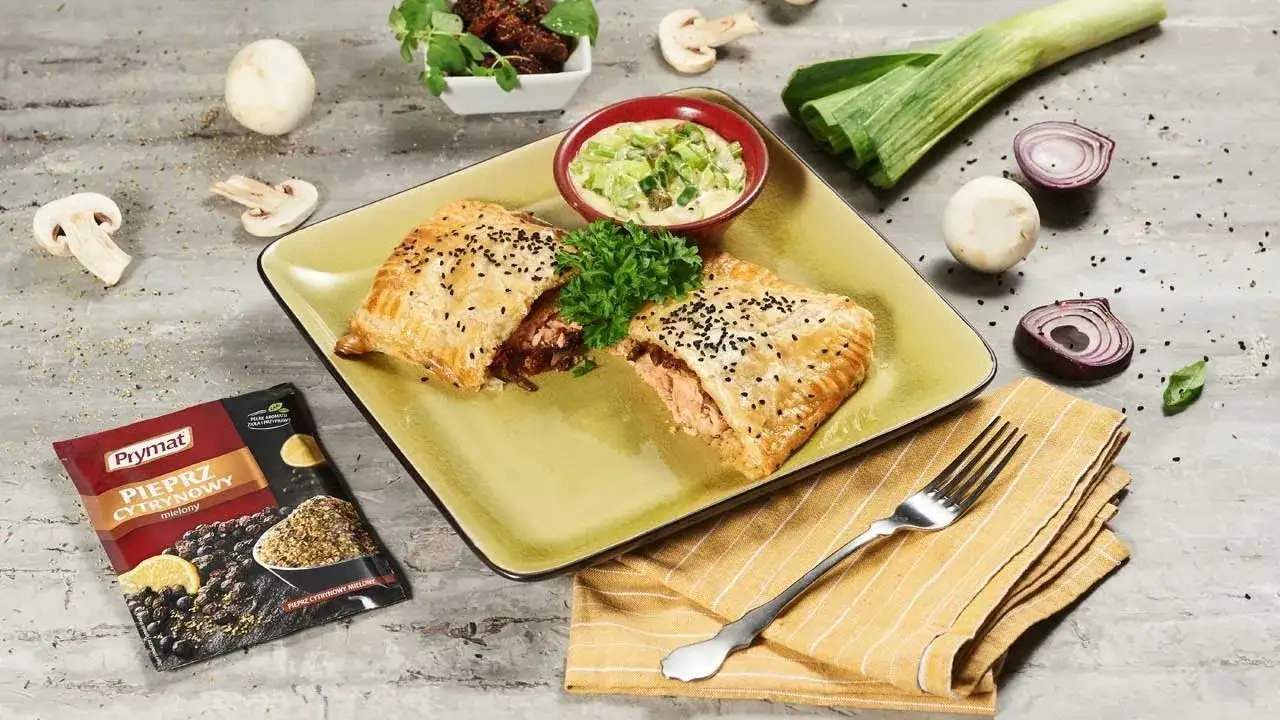 Aromatyczny łosoś w cieście francuskim: 3 proste przepisy na elegancki obiad