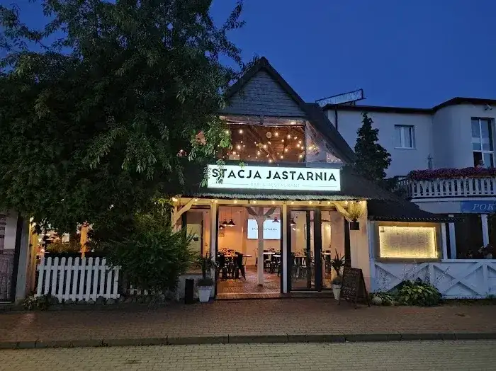 Gdzie zjeść w Jastarni? Odkryj najlepsze restauracje i smaki
