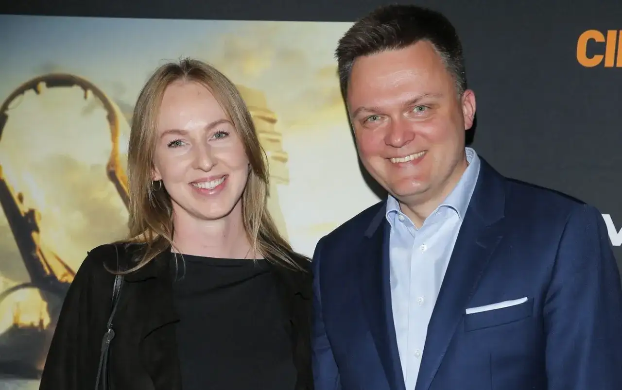 Szymon Hołownia i jego żona uśmiechają się do zdjęcia. Wiek Hołowni i jego żony to temat dyskusji.