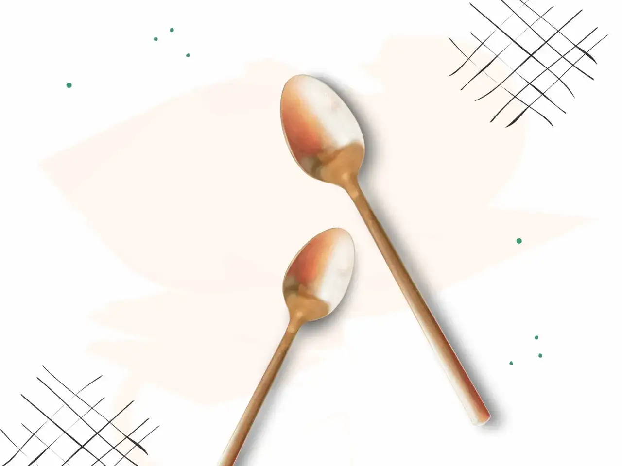 Dwie złote łyżeczki na jasnym tle z zielonymi kropkami i czarnymi liniami.