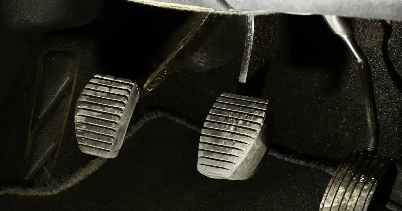 Gdzie jest sprzęgło w samochodzie? Odkryj jego kluczową rolę i lokalizację