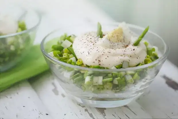 Jak się robi sałatkę z pora – prosty przepis, który zaskoczy gości