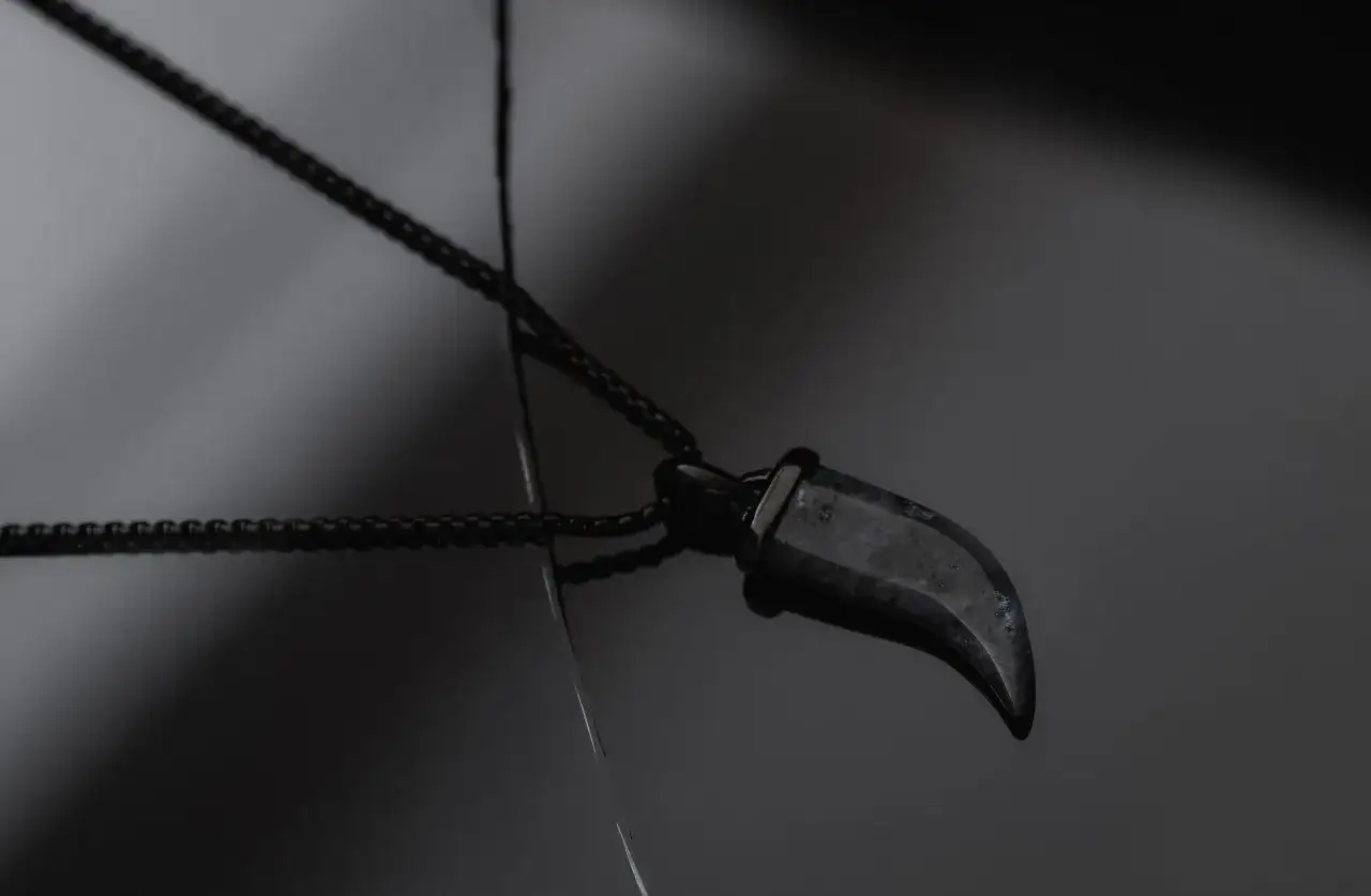 Co oznacza naszyjnik z kłem? Odkryj jego głęboką symbolikę