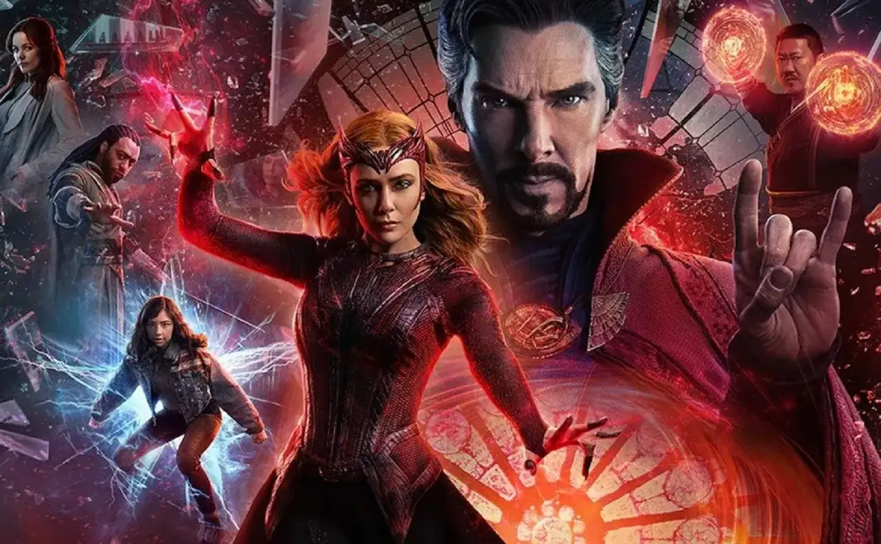 Doktor Strange w multiwersum obłędu: Wanda, Strange i inni bohaterowie walczą z siłami chaosu, otoczeni magicznymi eksplozjami i rozpadającymi się światami.